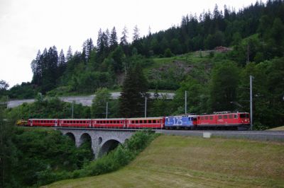 Doppeltraktionen aus Belastungsgründen sind selten am Netz der RhB, sind Loküberstellungen notwendig spannt man diese gerne Planzügen vor, hier ist das aus mehreren Gründen passend.

Die Ge 4/4 II kehrt nach der Wartung mit ihrem Engadiner-Pendler mit Fahrziel St.Moritz zurück ins Engadin und die Ge 6/6 II wird bis Samedan am Zug bleiben.

Ge 6/6 II - 705 "Pontresina/Puntraschigna" und Ge 4/4 II - 623 "Bonaduz

Schlüsselwörter: ge 4/4 , II , 623 , regio , bonaduz , 125 , ge 6/6 , 705 , pontresina , puntraschigna
