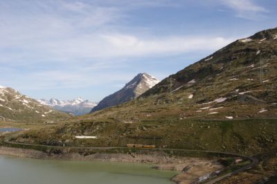 Entlang des mächtigen Stausees in Ospizio Bernina schlängelt sich der Berninabahn ABe 4/4 I - 30 zum höchsten Bahnhof der Rhätischen Bahn
Schlüsselwörter: abe , 4/4 , BB , 30