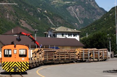 Jede Menge Holz und Treibstoff führt die Berninabahn mit ihren Regelzügen über den Berninapaß, hier hat Tm 2/2 - 22 in Tirano Holzwagen zur Entladung beigestellt
Schlüsselwörter: Tm , 2/2 22
