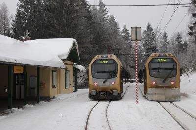 ET 8 und ein weiterer ET im Bahnhof Winterbach. Da der ET 8 mit montierten Schneepflügen nur den Bereich Laubenbachmühle - Mariazell befahren darf ist in Winterbach ein Umstieg der Fahrgäste notwendig.
Schlüsselwörter: et , 8 , himmelstreppe , schneepflug