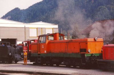 VL 23 in Jenbach
Im Sommer 2002 steht dei VL 23 der Steiermärkischen Landesbahn aushilfsweise bei der Zillertalbahn im Einsatz .
