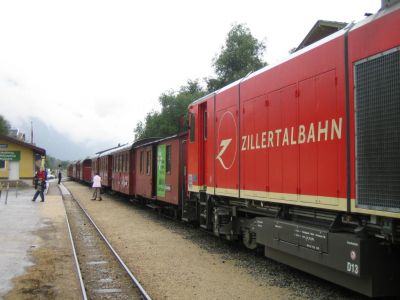 Am 17. 7. 2005 wurde der Nostalgiezug der Zillertalbahn von der D 13 gezogen.
Schlüsselwörter: seltene Aufnahme