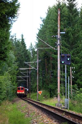 im Walde
dieses Vorsignal steht für den Bahnhof Mitterbach. Da es grün zeigt, aber ein Zug nach Mariazell kommt, dürfte das Hauptsignal ungültig markiert sein.
Schlüsselwörter: 2095.015, Ötscherland, Mitterbach