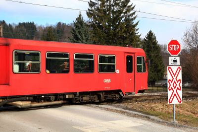 5090 in Loich
die 5090.007 beschleunigt gerade über den Bahnübergang  in Loich in Richtung Kirchberg.
Schlüsselwörter: 5090.007, loich