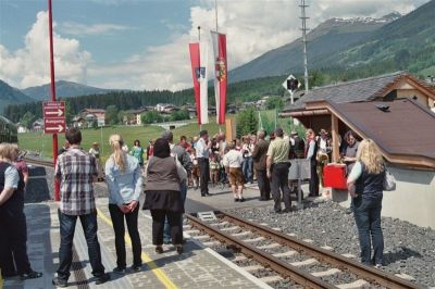 Loktaufe der SLB Vs73 auf den Namen "Neukirchen am Großvenediger" am 21.05.2011 im gleichnamigen Bahnhof. Im Gegensatz zu anderen Unternehmen ist sich hier der Chef nicht zu schade, an einem Samstag auf einem solchen Fest die Hauptrolle zu spielen.
