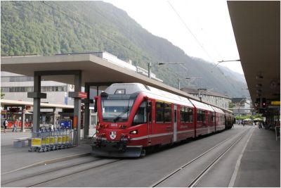 3513 angekommen in Chur, die Kesselwagen werden später einem Regionalzug nach Landquart beigegeben
Schlüsselwörter: allegra , 3513 , kesselwagen , za