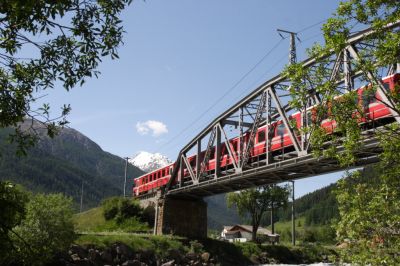 Engadiner Pendelzug auf der Inn-Brücke vor dem Bahnhof Zernez
