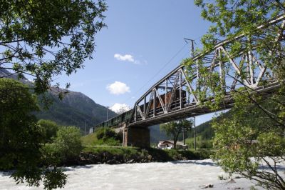 Die Brücke über den Inn in Zernez überquert soeben Ge 4/6 353
Schlüsselwörter: ge 4/6 , 353 , 125