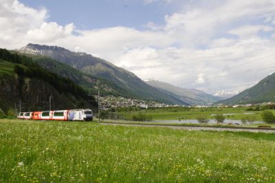 Ge 4/4 III - 649 "Lavin" mit Werbung für die Schweizer Pendlerzeitung "20 Minuten" und dem Glacier-Express kurz vor Celerina, im Hintergrund ist Samedan zu sehen
Schlüsselwörter: ge 4/4 , III , 649 , lavin , 20 Minuten