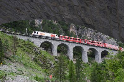 Der Regio  nach St.Moritz hat sie soeben den 662m langen Rugnux-Kehrtunnel verlassen und befährt nun das Rugnux-Viadukt, bespannt mit Ge 4/4 III - 641 "Maienfeld" und "Coop"-Werbung
Schlüsselwörter: ge , 4/4 , III , 641 , maienfeld , coop