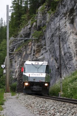 Ge 4/4 III - 651 "Fideris" mit Werbung für den "Glacier-Express" verlässt soeben den 334m langen Glatscheras -Tunnel
Schlüsselwörter: ge 4/4 , III , 651 , fideris , gex