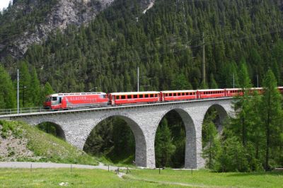 Mit einem Regio befährt die Ge 4/4 III - 651 "Fideris" in Glacier-Express Lackierung das Albula-Viadukt II
Schlüsselwörter: ge 4/4 , III , 651 , fideris , gex , glacier express