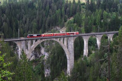 Über das Wiesner Viadukt schiebt Ge 4/4 III - 648 "Susch" ihren Pendel nach Davos
Schlüsselwörter: ge 4/4 , III , 648 , susch , lanxess