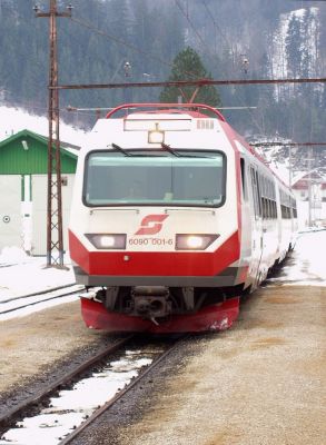 6090.001 rollt am 22.02.2004 in den Bahnhof Laubenbachmühle

