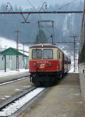 Am 22.02.2004 fährt 1099.016-4 mit ihrem Regionalzug in den Bahnhof Laubenbachmühle ein

