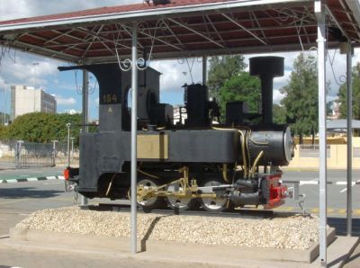 Schmalspur in Namibia
Eine der ersten Maschinen Namibias überhaupt war der Illing 154 A. Obwohl als Zwillingsmaschine gebaut, verkehrten sie auch einzeln.
Schlüsselwörter: Schmalspur in Namibia