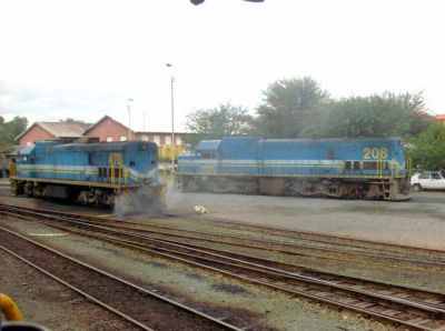 Schmalspur in Namibia
GE-Maschinen 470 und 208 beim Depot in Windhoek. Letztere ist eine der ersten für Namibia gebauten Diesellokomotiven.
