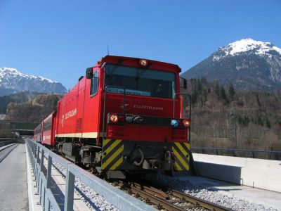 Ein Steuerwagenzug der Zillertalbahn wird von einer der Neubauloks gerade über die Rotholzer Innbrücke gezogen.
Schlüsselwörter: Wendezug , Zillertal
