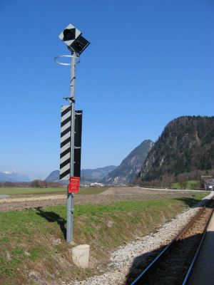 Selbstbedienungssignal der Zillertalbahn
Auf ihren Bedarfshaltestellen hat die Zillertalbahn Signale aufgestellt die von den wartenden Fahrgästen durch Knopfdruck ausgelöst werden.
Schlüsselwörter: Bedarfshaltestelle , Knopfdruck