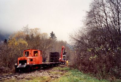 RT 3 und Kran in Seebach-Thurnau
RT 3 und ein Zweiwegkran zerstören unmittelbar vor dem Endbahnhof am 4.11.2004 die Strecke Kapfenberg - Seebach-Thurnau .

