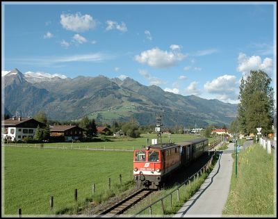 2095.04 zieht bei der Haltstelle Zellermoos ihren Zug durch das wunderschöne Pinzgau. Am linken Bildrand kann den Gletscher des Kitzsteinhorn sehen.
Schlüsselwörter: 2095 , 04, Zellermoos