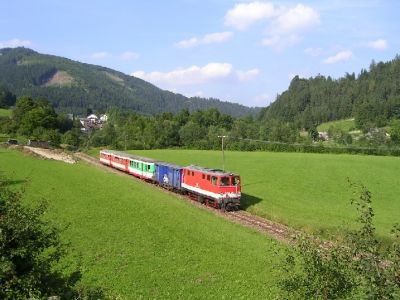 Ybbstaler
2095.010 hat soeben den Bahnhof Lunz am See verlassen und eilt in Richtung Waidhofen Ybbs.
Schlüsselwörter: 2095 , 010 , Lunz am See
