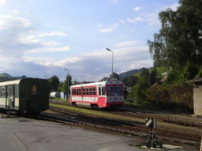 Ein 5090 wartet in Waidhofen darauf bis der Zug aus Richtung Lunz am See den Bahnsteig verlassen hat.
Schlüsselwörter: 5090