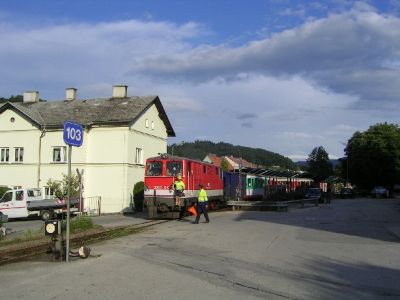 2095.010 ist mit dem "Ybbstaler" aus Lunz am See zurück gekehrt und zieht jetzt ihren Zug in die Zugförderungstelle (7.08.2005)
Schlüsselwörter: 2095 , 010