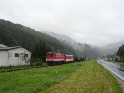 Güterzug vor der Bahnhofseinfahrt von Gstadt.
Schlüsselwörter: 2095 , Güterzug