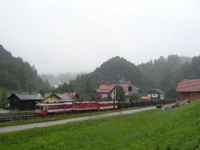 Zugkreuzung zwischen einem 5090 nach Groß Hollenstein und einem Güterzug aus Groß Hollenstein  in Opponitz.
Schlüsselwörter: 5090 , Zugskreuzung