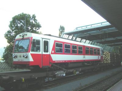 Der 5090.006 verladen auf einem normalspurigen Güterwagen im Bahnhof Zell am See.
Schlüsselwörter: 5090 , 006 , Transport