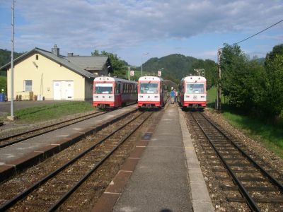 Dreifachtraktion
Drei Triebwagen im Bahnhof in Gstadt. Eine Stunde davor fuhren die Triebwagen in Dreifachtraktion von Waidhofen an der Ybbs nach Gstadt.
Schlüsselwörter: 5090
