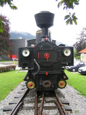 Die ausgemusterte Lok Nr. 1 der Zillertalbahn steht jetzt am Jenbacher Museum
Schlüsselwörter: Museumslok