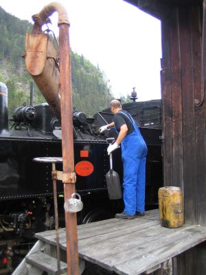 Lok Nr. 3 der Zillertalbahn in Mayrhofen beim Kohle bunkern und Wasser fassen 
