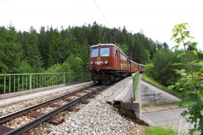 über die Bundesstraße
die 1099.007 zieht ihre Ötscherbärgarnitur auf dem Heimweg über die neue Brücke (wobei neu relativ ist) über die Mariazeller Bundesstraße hinter Mitterbach.
Schlüsselwörter: 1099.007, Ötscherbär, Mariazeller Bundesstraße, Mitterbach