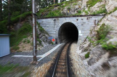 Ausfahrt aus dem Erlaufklausetunnel
Aufgenommen aus dem letzten Wagen des Gösingpendlers die Ausfahrt aus dem Erlaufklausetunnels.
Schlüsselwörter: Ötscherbär , Erlaufklause , Erlaufklausetunnel