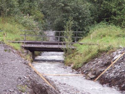Bauarbeiten in Uttendorf-Manlitzbach
Die derzeit noch befahrene Manlitzbach-Brücke zeigt, zu welchen Engstellen Durchlässe für Wassermassen nach sintflutartigen Regenfällen werden können.
